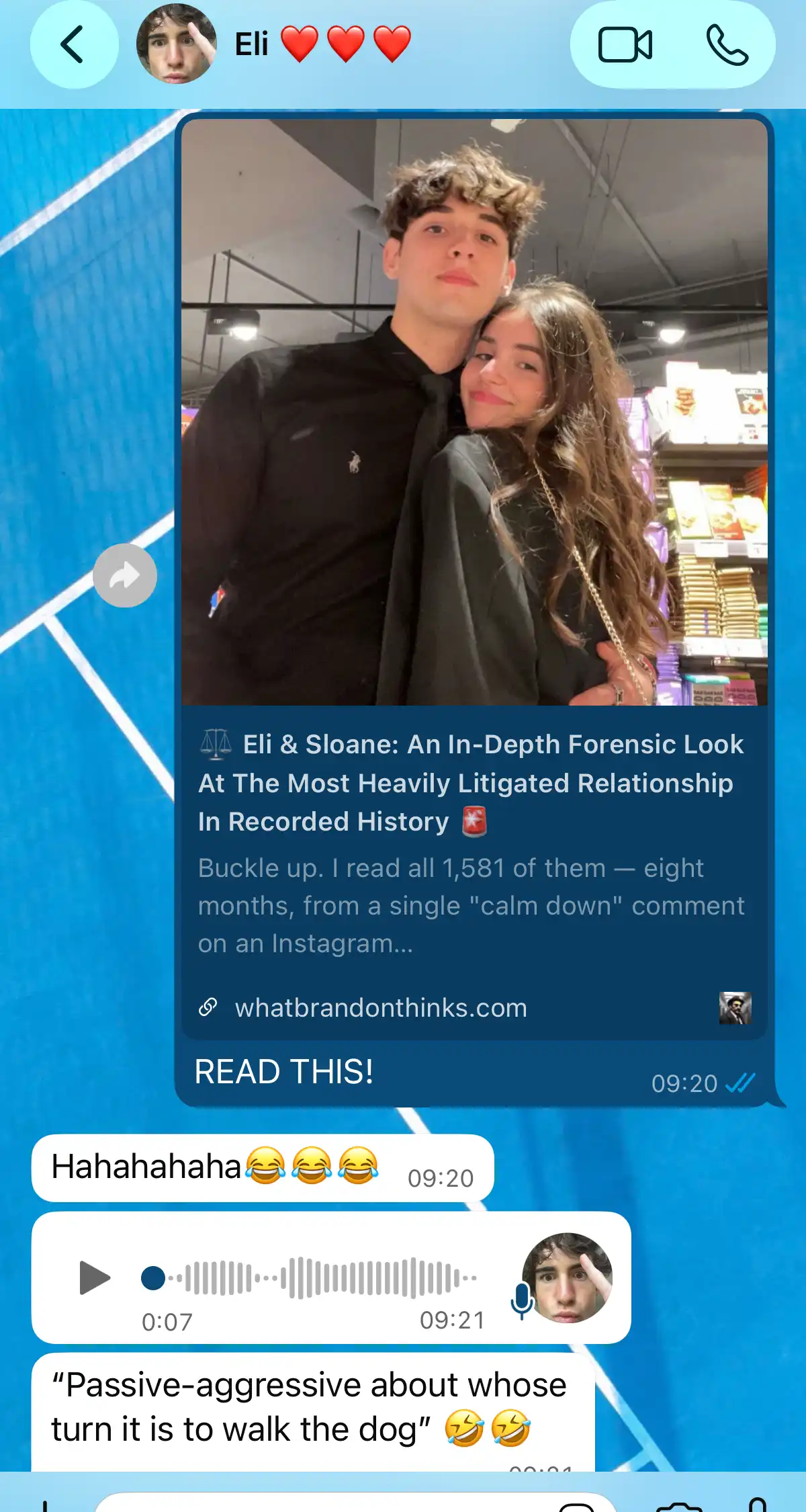 Un couple sur WhatsApp mort de rire dès que l'un partage son rapport de couple.
