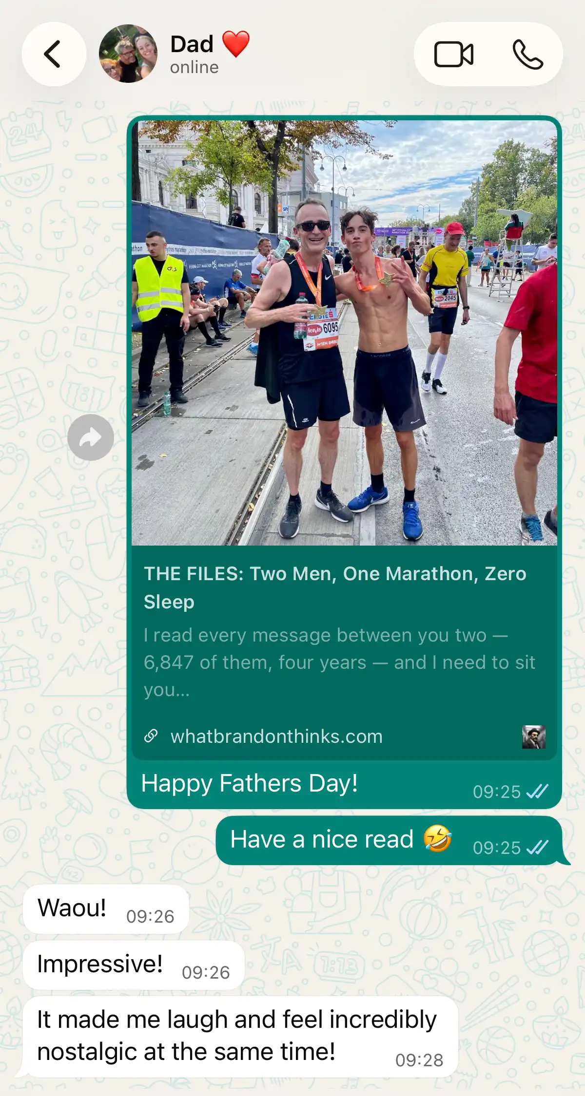 Un père et un fils sur WhatsApp pliés de rire quand le rapport tombe dans la conversation.