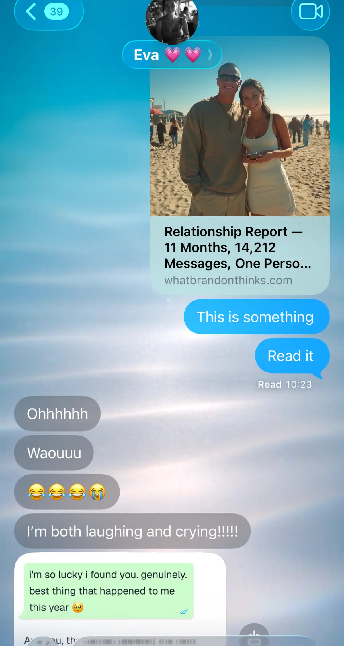 Un couple sur iMessage qui rit et pleure devant le rapport de couple que l'un vient d'envoyer.