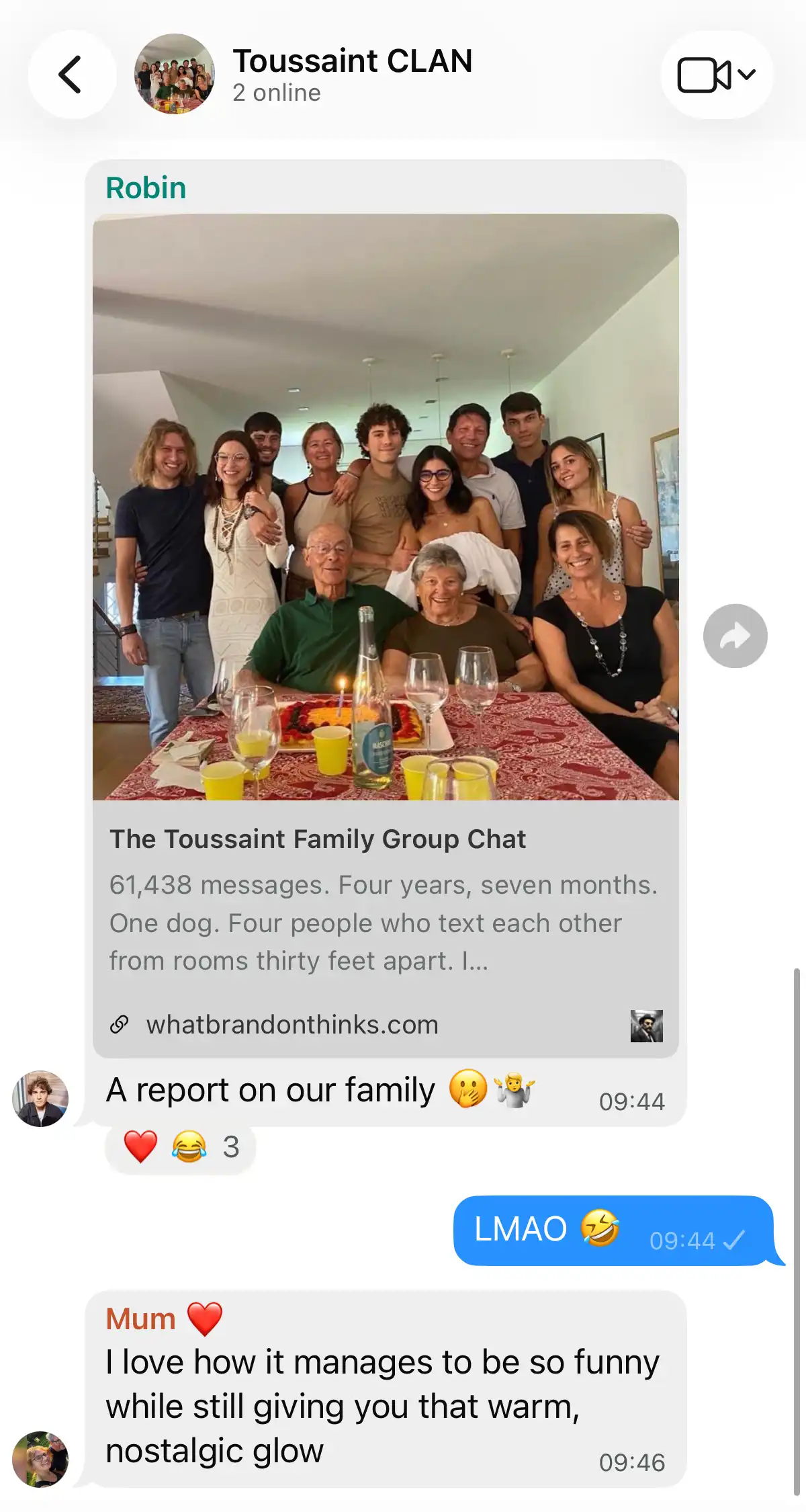 Un groupe WhatsApp de famille élargie qui réagit dès que quelqu'un partage le rapport.