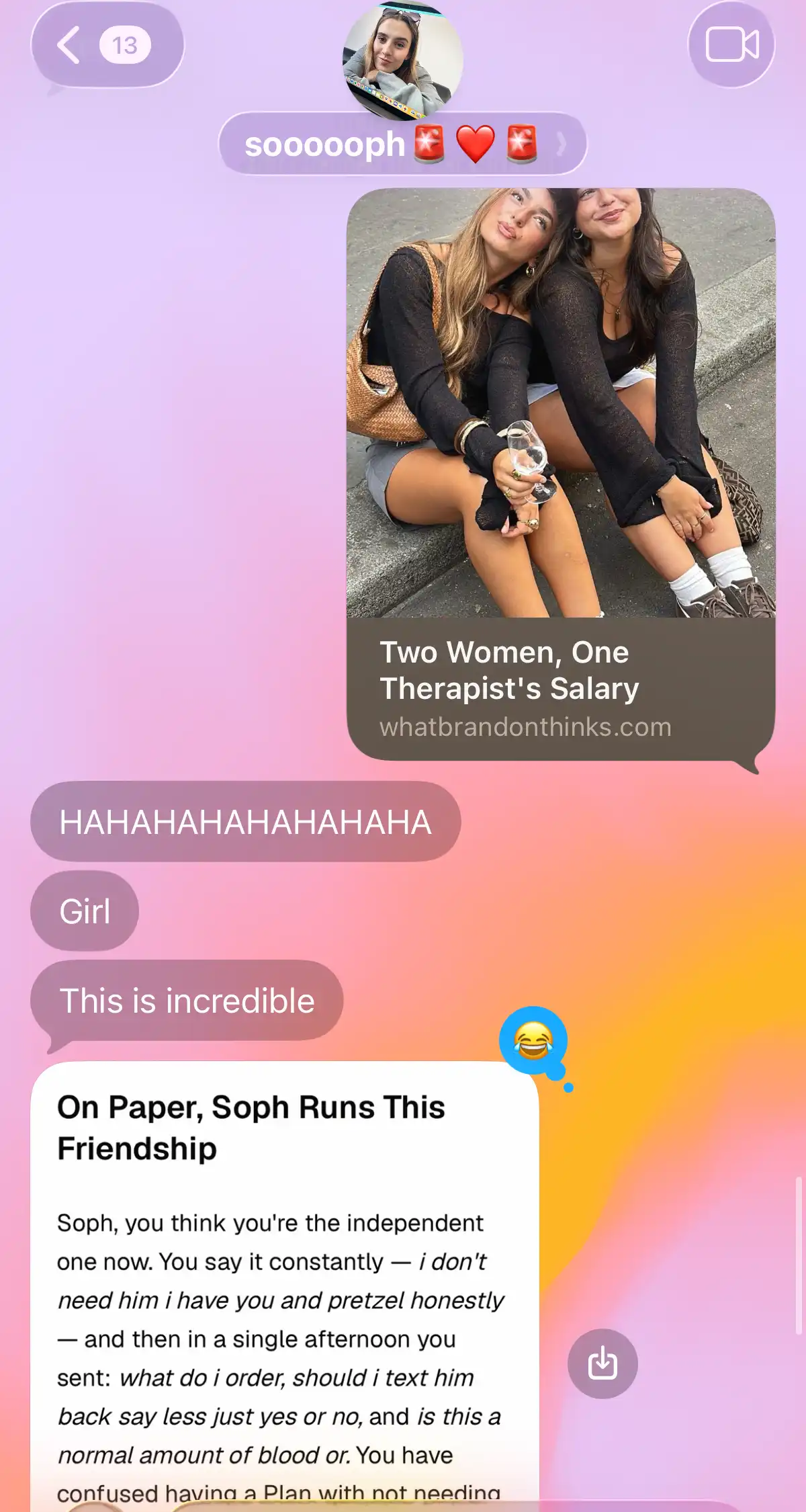 Deux meilleures amies scotchées à leur iMessage dès que l'une balance le rapport. (partie 1)